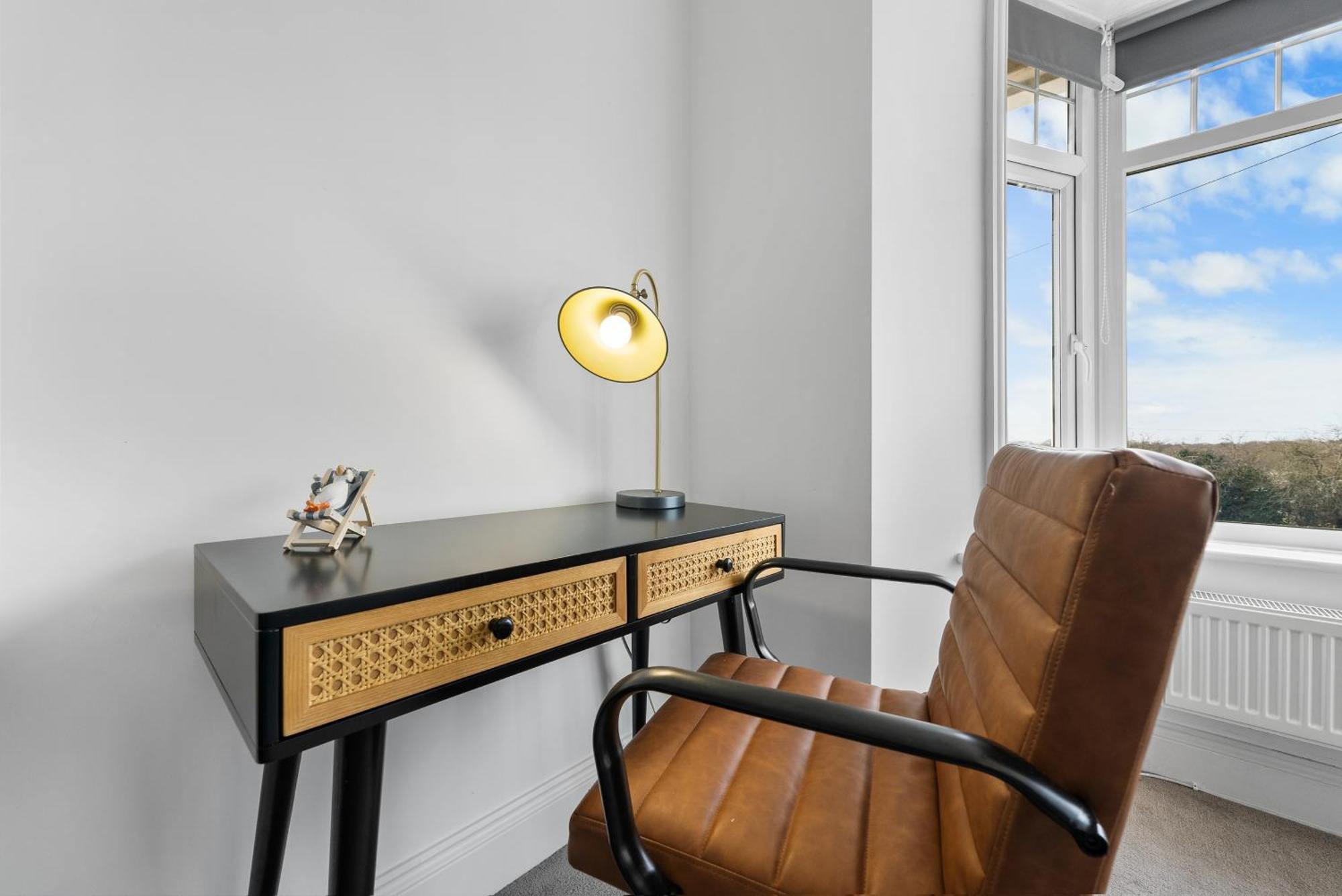 Long Term And Summer Special Offer! 5-Bedroom Spacious, Stunning Design, Sociable Areas & Cosy House Near South Downs Park, Sleeps 11 With Games Room, Private Parking And Garden- By Blue Puffin Stays Waterlooville Exteriör bild