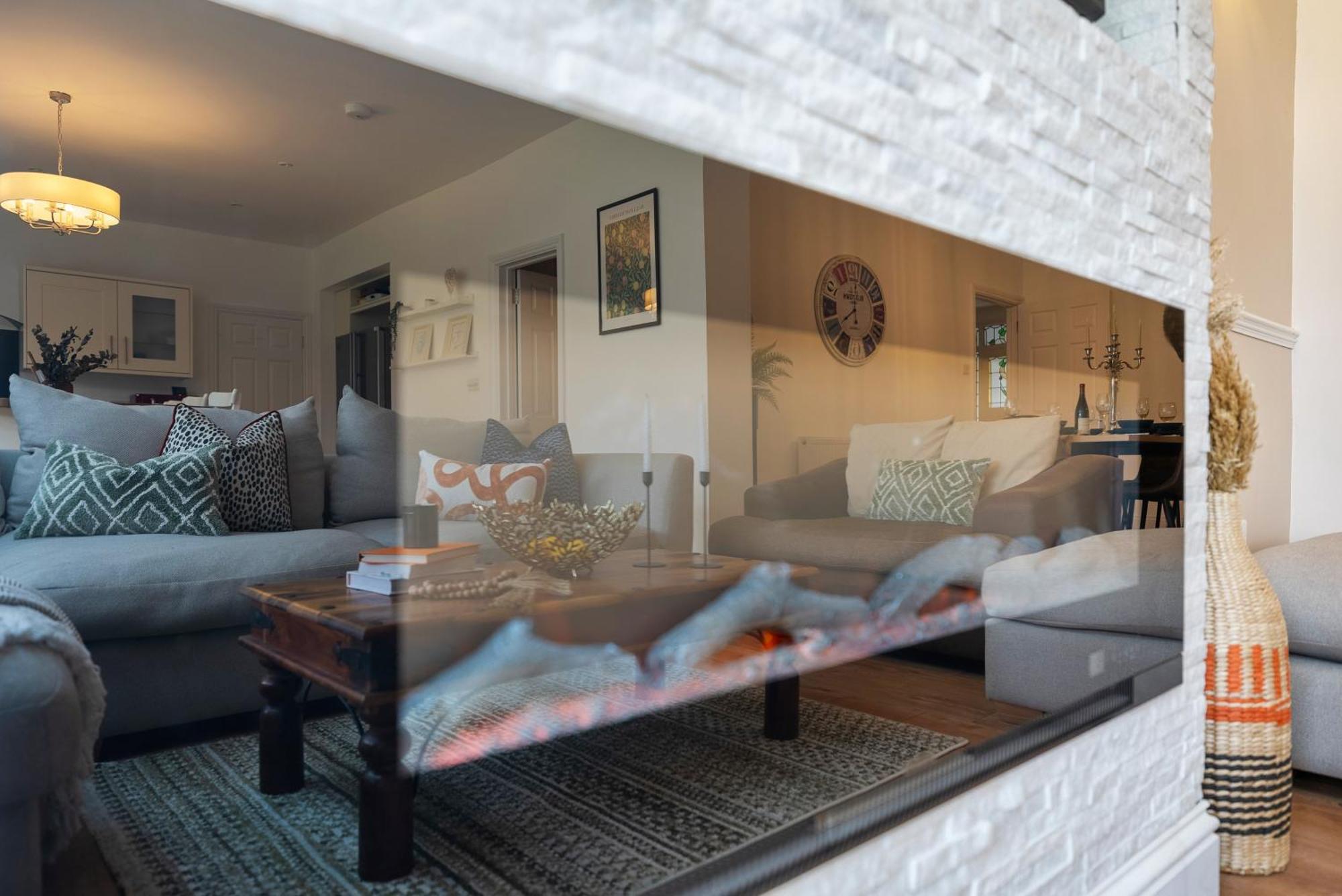 Long Term And Summer Special Offer! 5-Bedroom Spacious, Stunning Design, Sociable Areas & Cosy House Near South Downs Park, Sleeps 11 With Games Room, Private Parking And Garden- By Blue Puffin Stays Waterlooville Exteriör bild